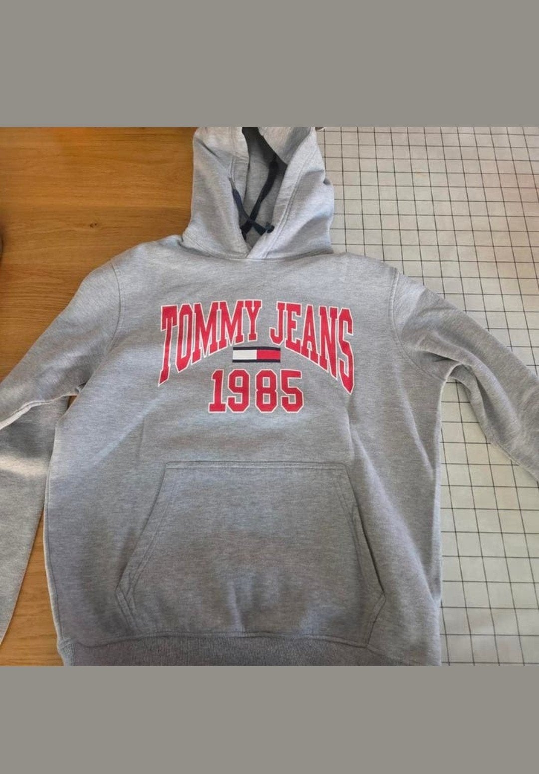 Tommy Jeans Hoodie maat L grijs met rood, Ophalen of Verzenden, Zo goed als nieuw, Grijs
