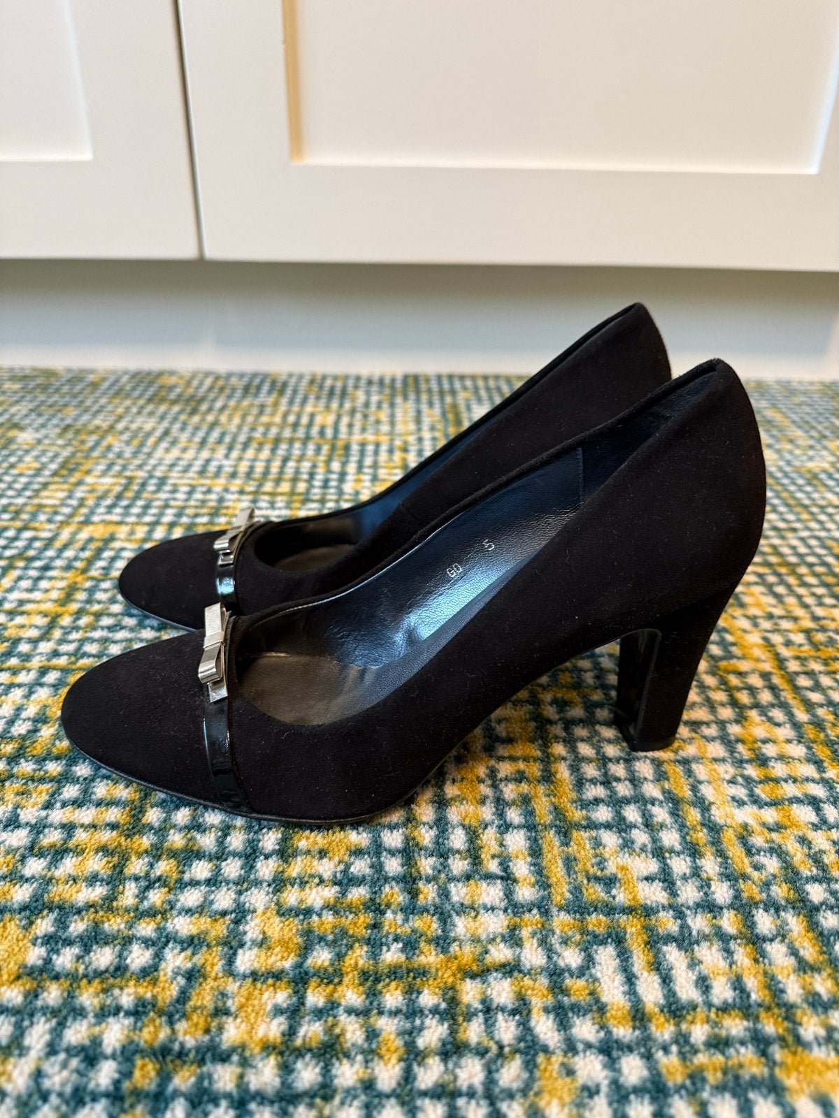 Zwarte suède pumps met gesp, maat 38 Nina Fiarucci, Kleding | Dames, Pumps, Zwart, Nieuw, Ophalen of Verzenden