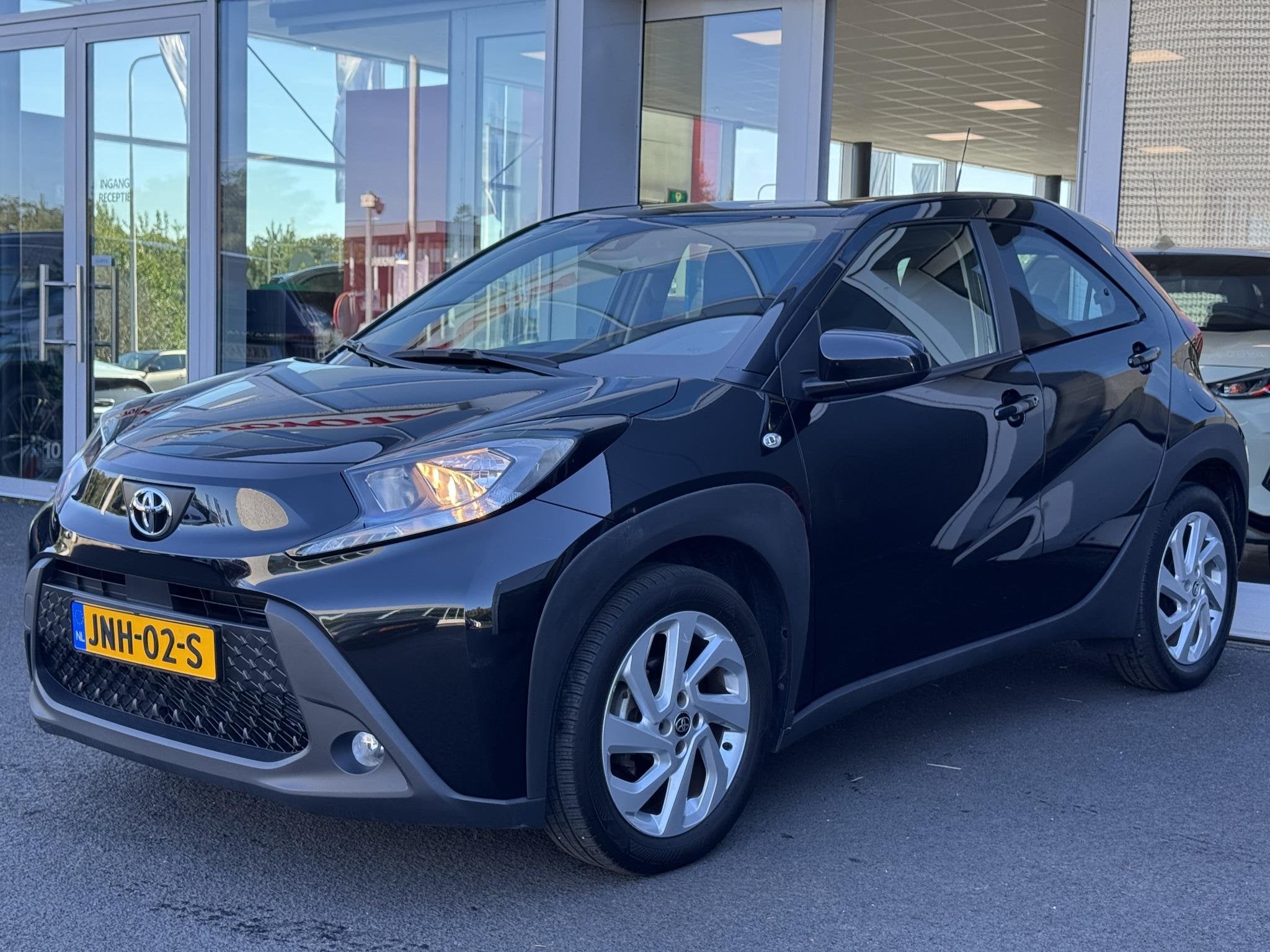 Toyota Aygo X 1.0 VVT-i S-CVT Play | Airco | Achteruitrijcam, Auto's, Gebruikt, Euro 6, 4 stoelen, Zwart