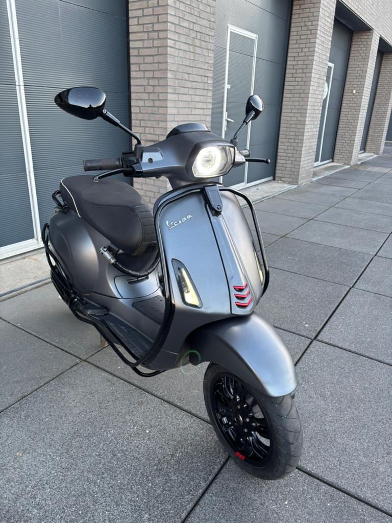 Vespa sprint 2018 geel kenteken 1ste eigenaar! 7 duizend km, Fietsen en Brommers, Brommers | Schadebrommers, Ophalen of Verzenden