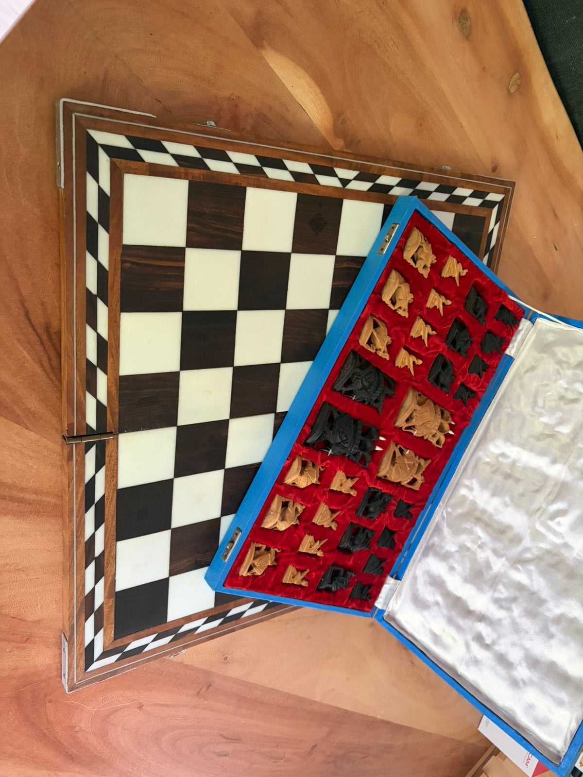 Vintage Hand Carved Thailand schaakbord compleet., Een of twee spelers, Ophalen of Verzenden, Gebruikt