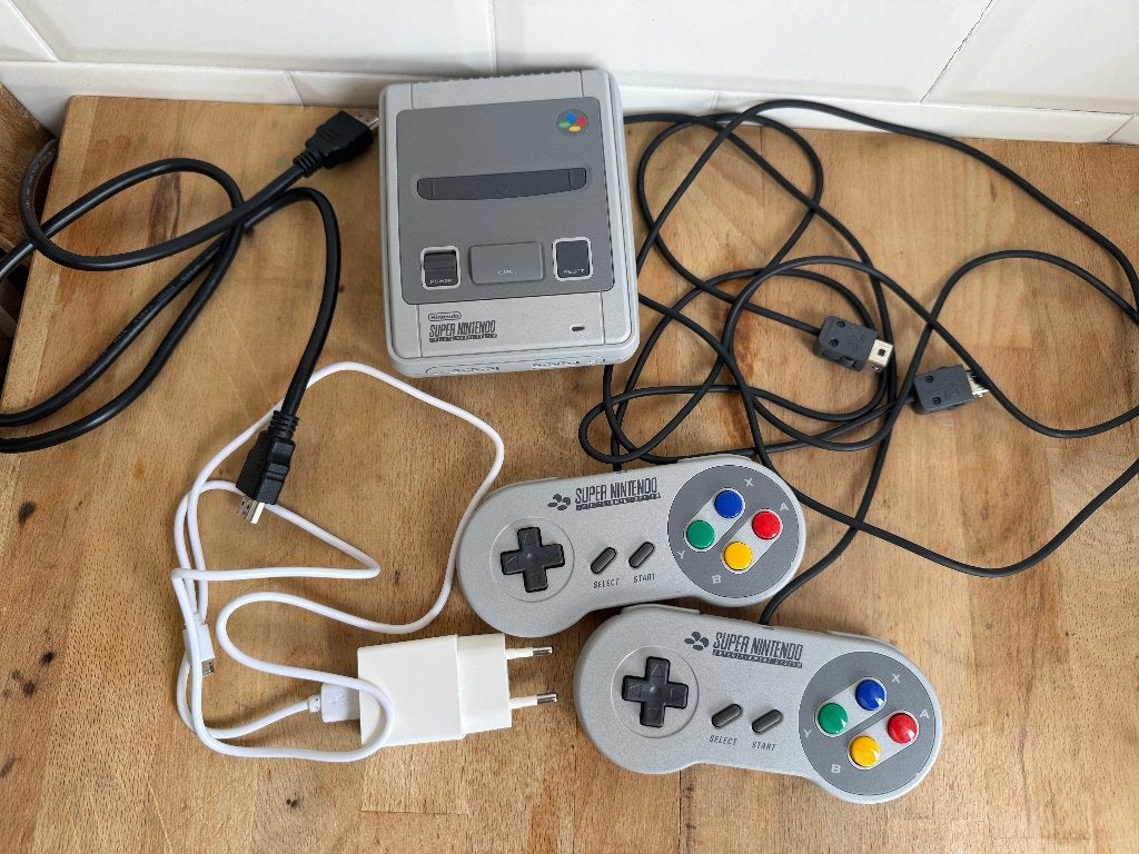 Nintendo SNES Classic Mini–compleet + 2 controllers +adapter, Spelcomputers en Games, Spelcomputers | Nintendo Super NES, Ophalen of Verzenden