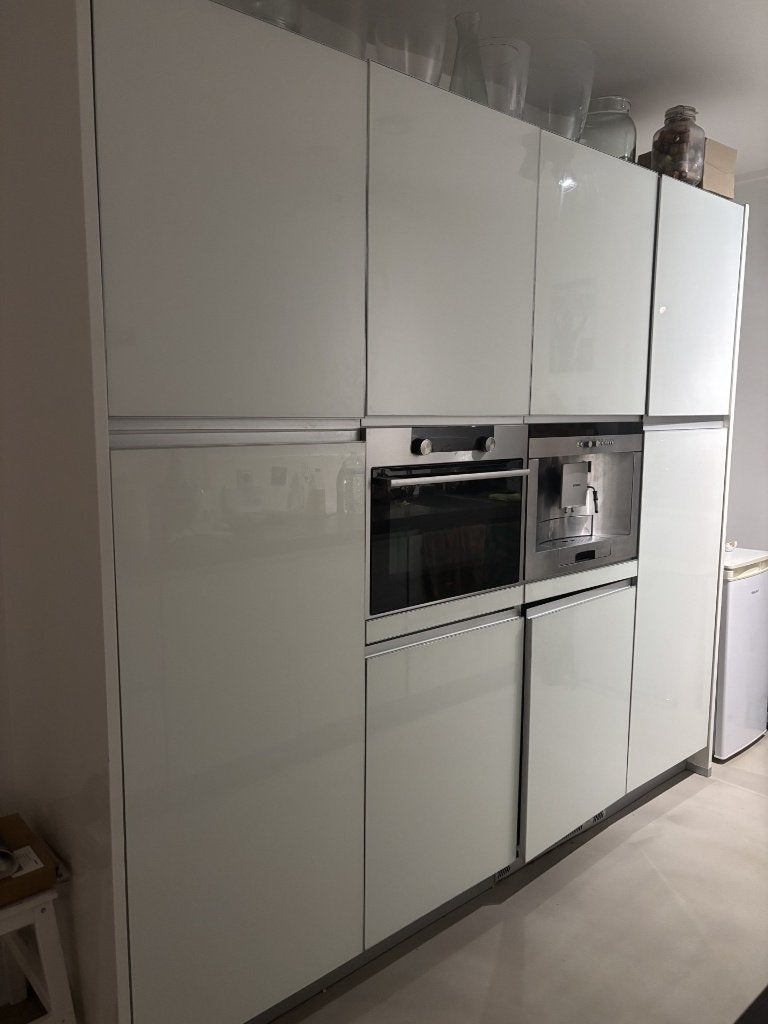 Foto 2 van Moderne Duitse ALNO hoogglans keuken –greeploos GEDEMONTEERD