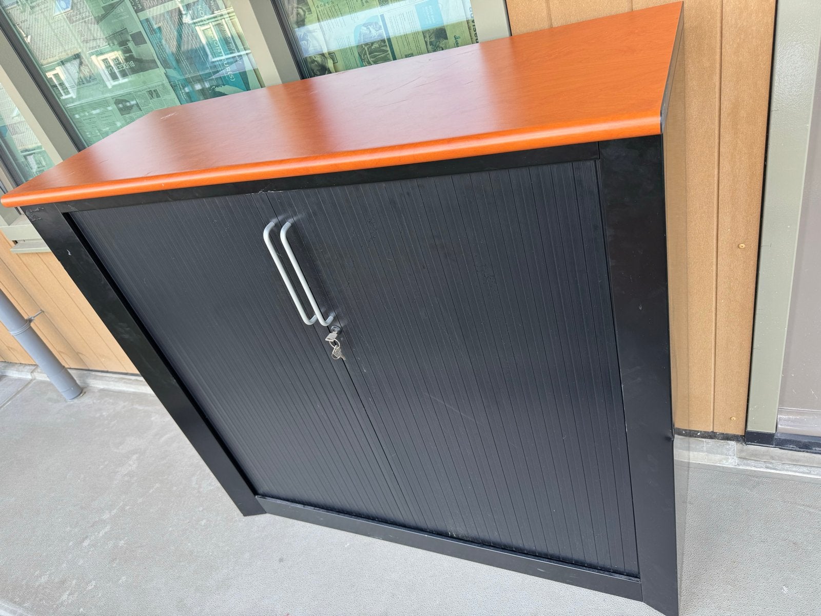 Archiefkast met roldeur en houten blad, Ophalen, Gebruikt