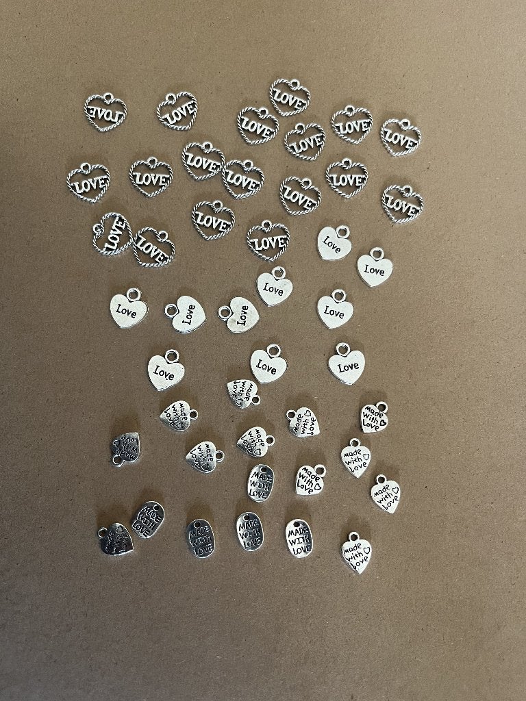 45 stuks partij bedels hangers hart verschillende hartje, Overige materialen, Overige voorstellingen, Nieuw, Ophalen of Verzenden
