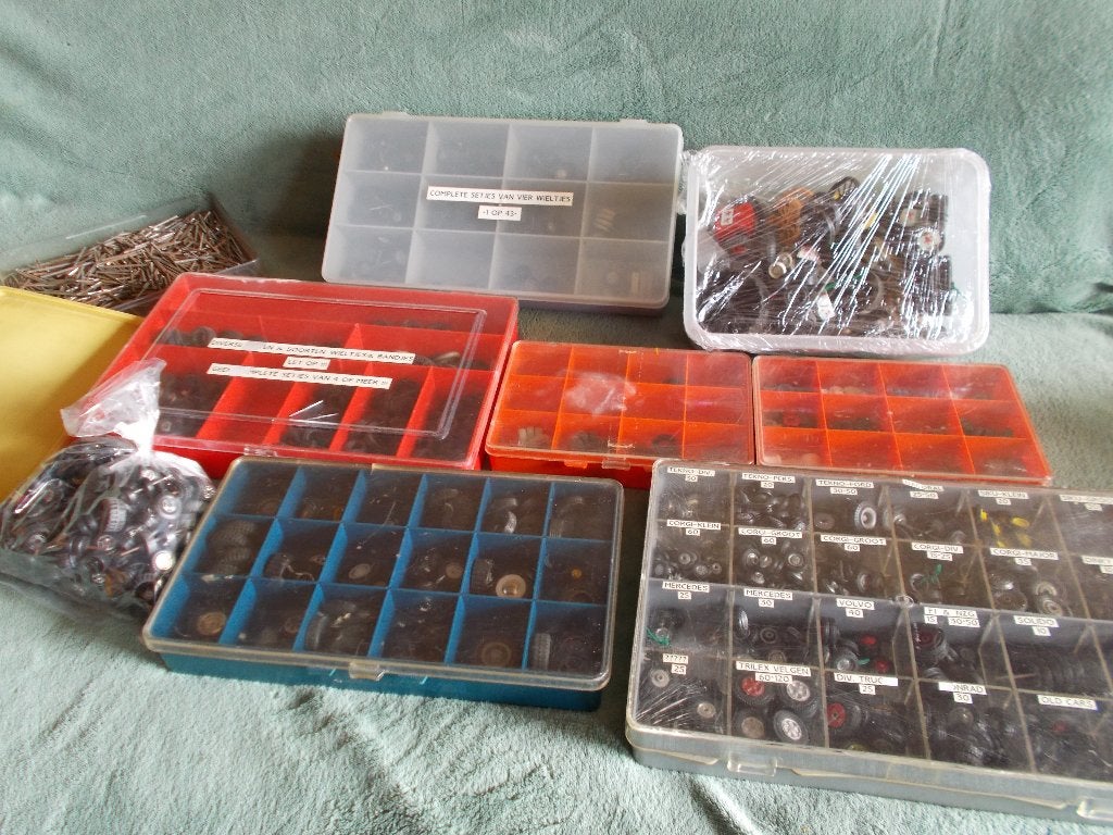 Dinky Toys, Corgi Toys e.a 8 BOXEN MET BANDJES/VELGEN (-C-)