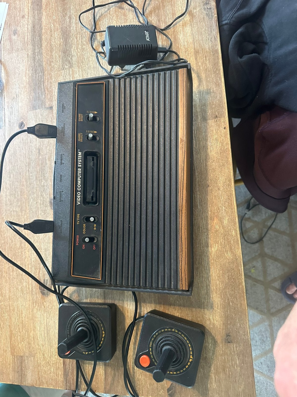 Atari 2600 woodgrain CX-2600 AP + 2 joysticks + voeding, Spelcomputers en Games, Spelcomputers | Atari, Ophalen of Verzenden, Gebruikt