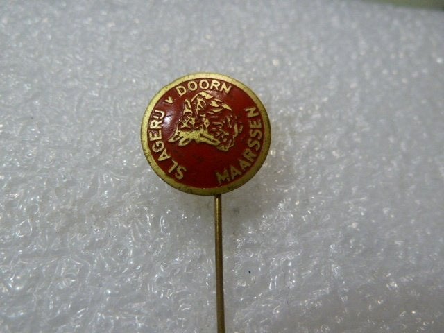 Vintage Slagerij Van Doorn Maarssen Reclame Speldje, Ophalen of Verzenden, Gebruikt, Dier of Natuur, Speldje of Pin
