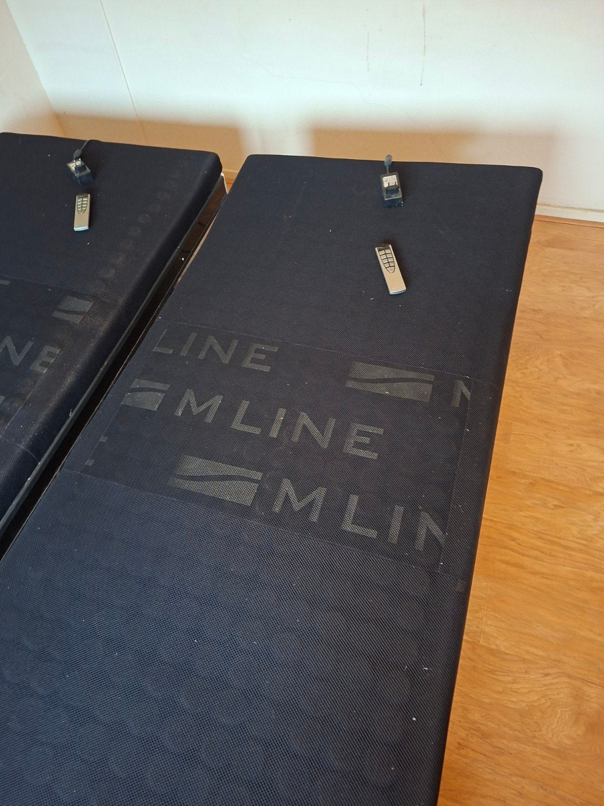 Twee bed-onderstellen M-line., Ophalen, Verstelbaar, 90 cm, Eenpersoons