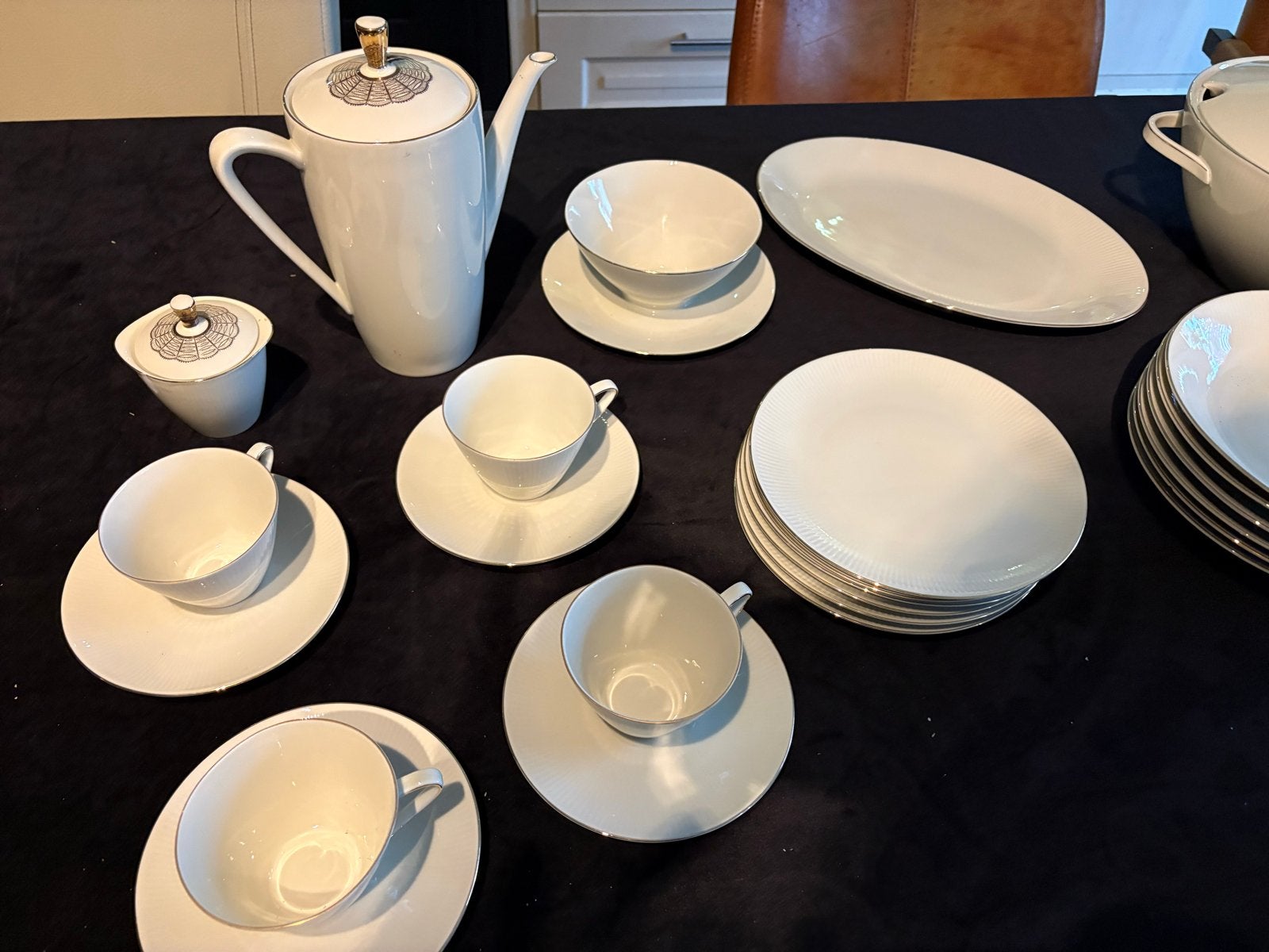 Prachtig room wit Servies met gouden Rand - Compleet Set, Antiek en Kunst, Ophalen