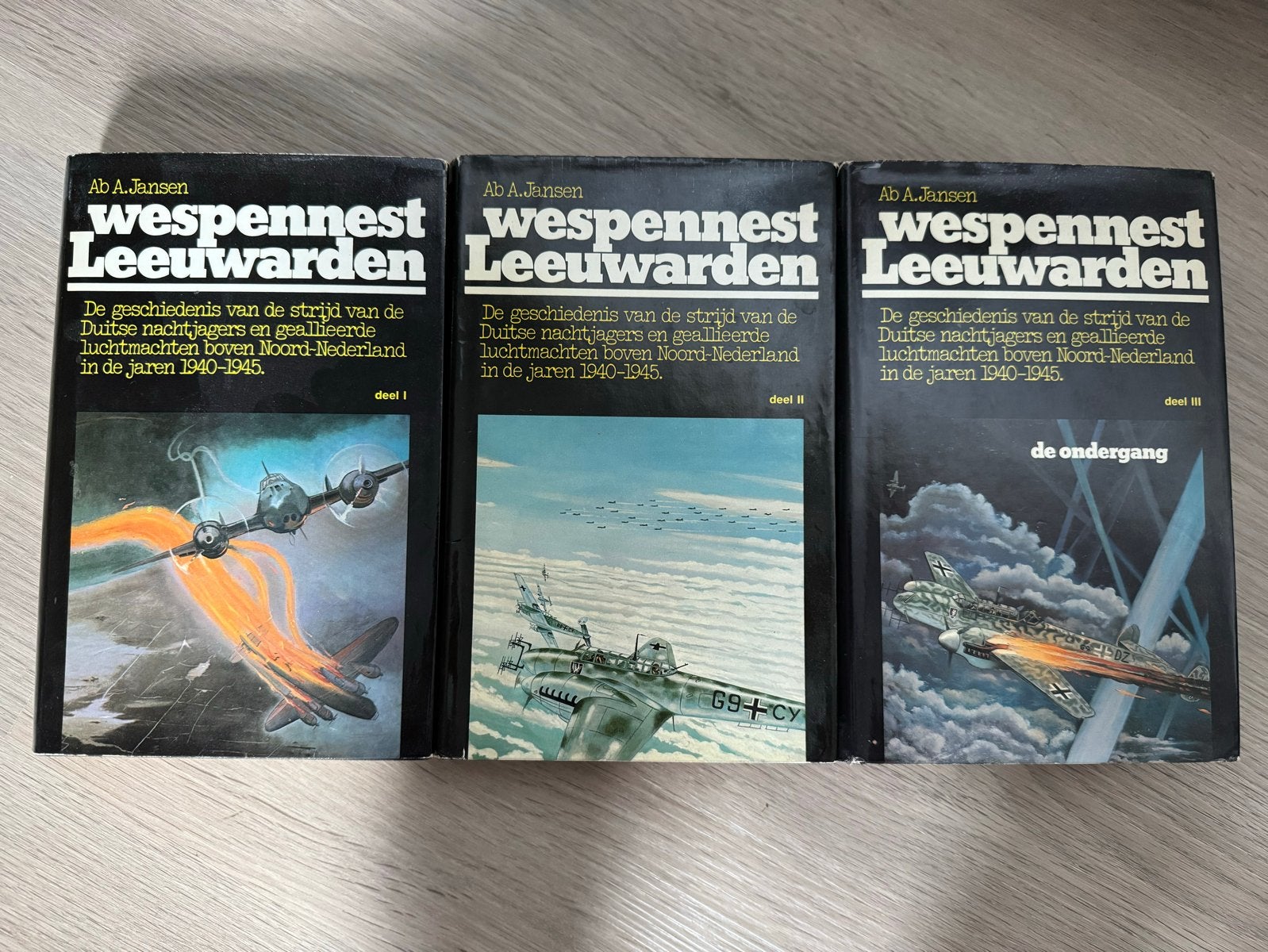 Wespennest Leeuwarden - Deel I, II en III (complete set), Boeken, Ophalen, Tweede Wereldoorlog, Zo goed als nieuw, Luchtmacht