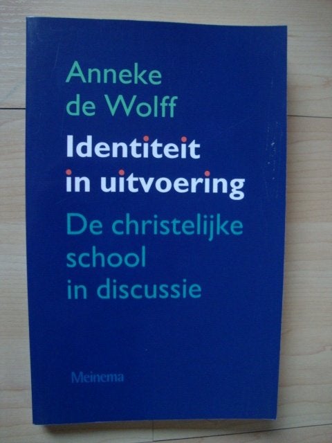 IDENTITEIT IN UITVOERING  Anneke de Wolff, Ophalen of Verzenden, Zo goed als nieuw