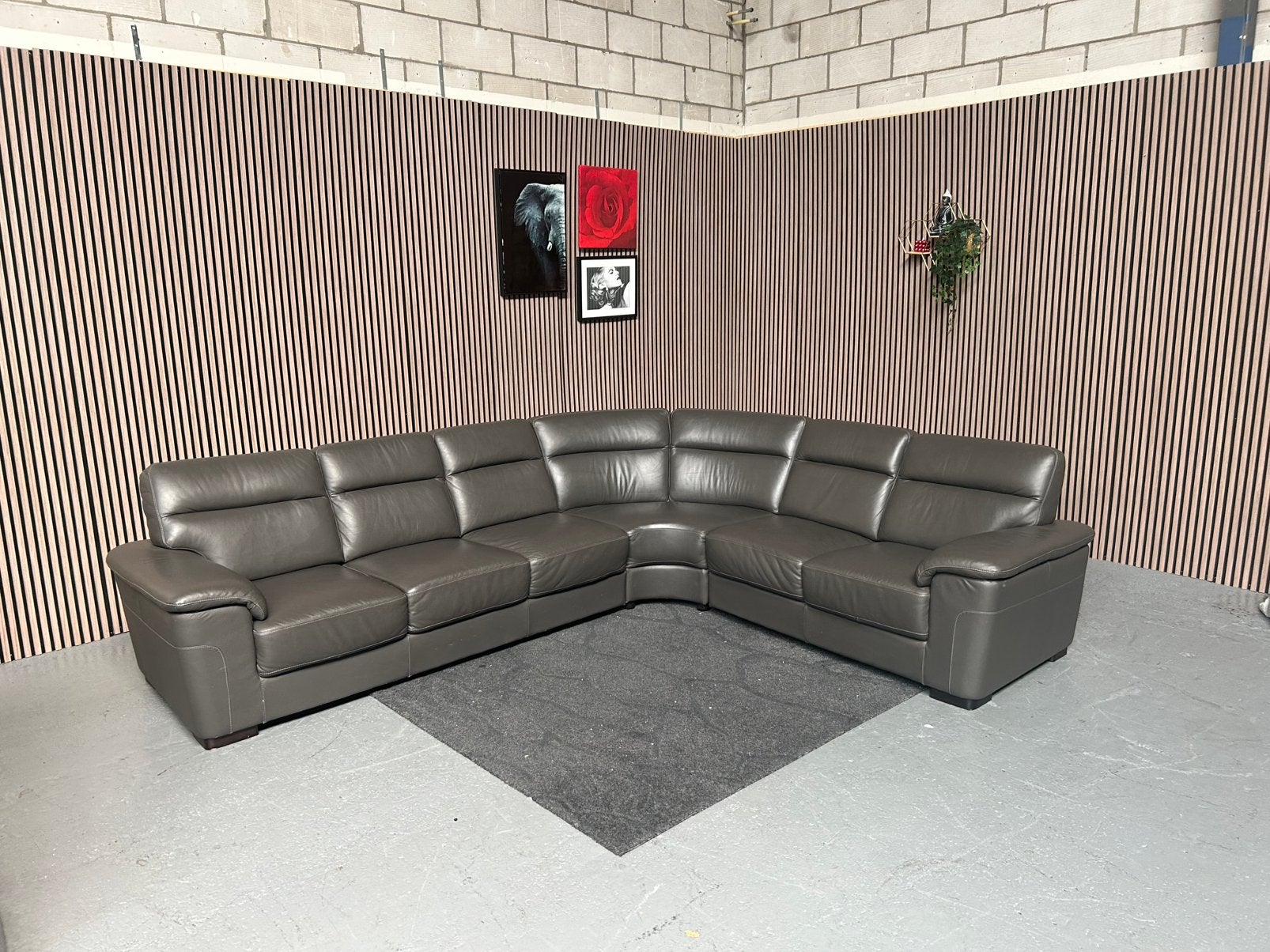 GRATIS LEVERING Hoekbank Leer Donkergrijs 320X280 GEREINIGD, Huis en Inrichting, Banken | Bankstellen, Leer zwart hoekbank, Hoekbank