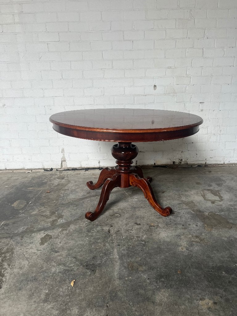 Uitschuifbare ovale eettafel met sierlijke middenpoot, Gebruikt, 100 tot 150 cm, Ophalen of Verzenden, Minder dan 100 cm