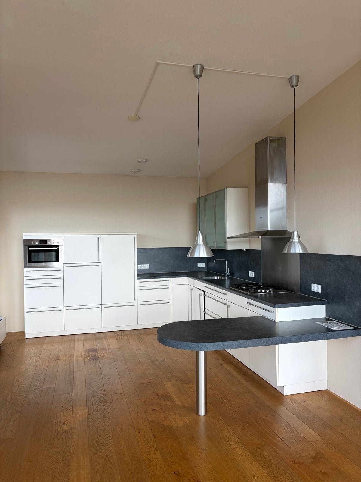 Siematic Moderne hoekkeuken met Bosch apparatuur en bar, Huis en Inrichting, Ophalen, Wit, Hoekkeuken, Zo goed als nieuw