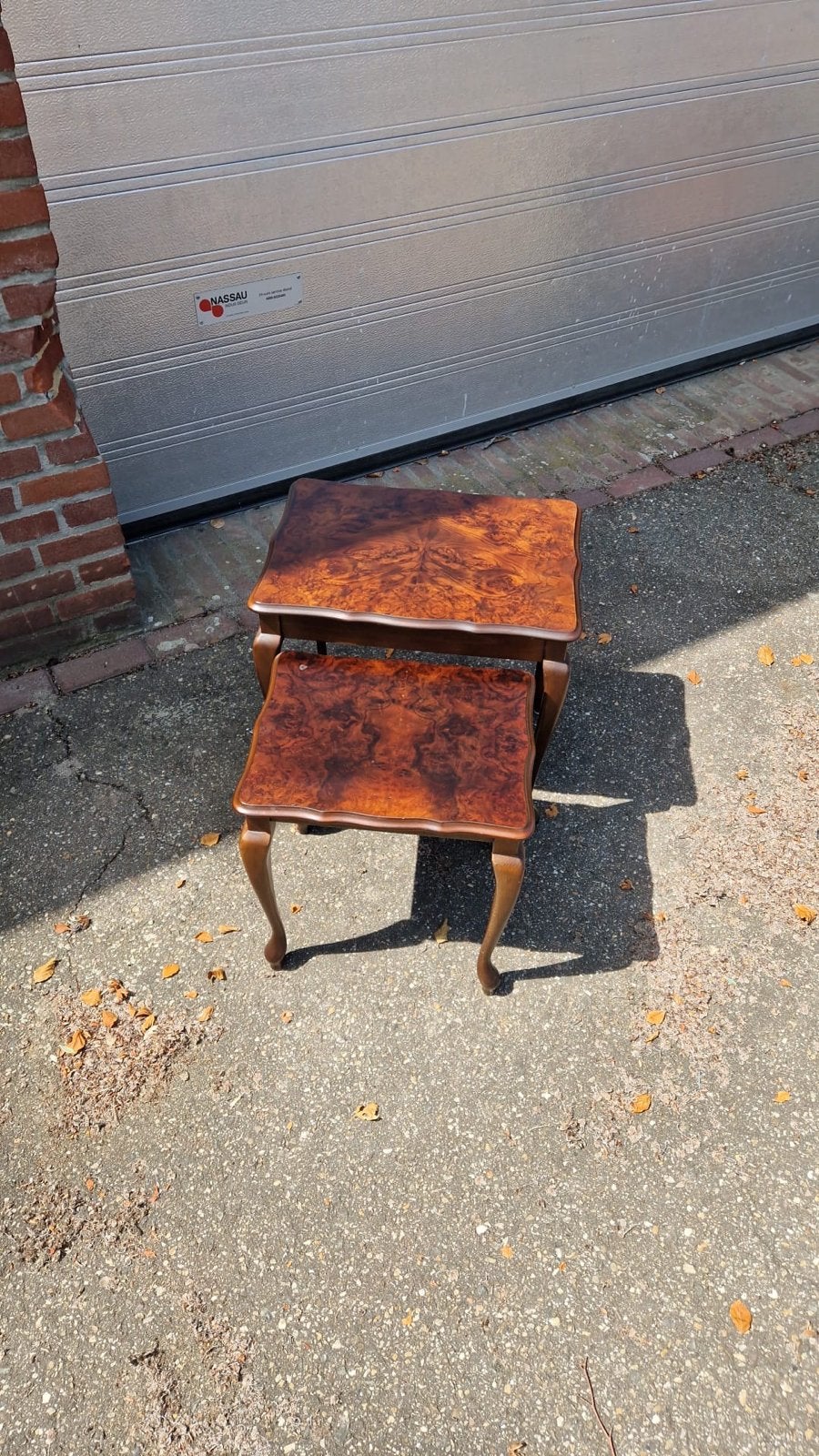 Set van 2 vintage bijzettafels met wortelnoten blad, Ophalen