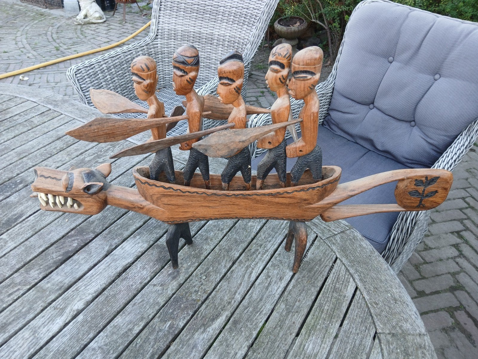 Unieke handgesneden houten kano met roeiers, Groep mensen, Handgemaakt, Beeld, Hout