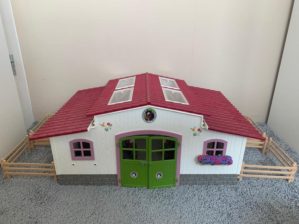 Schleich paardenstal met accessoires en paarden, Ophalen of Verzenden, Zo goed als nieuw