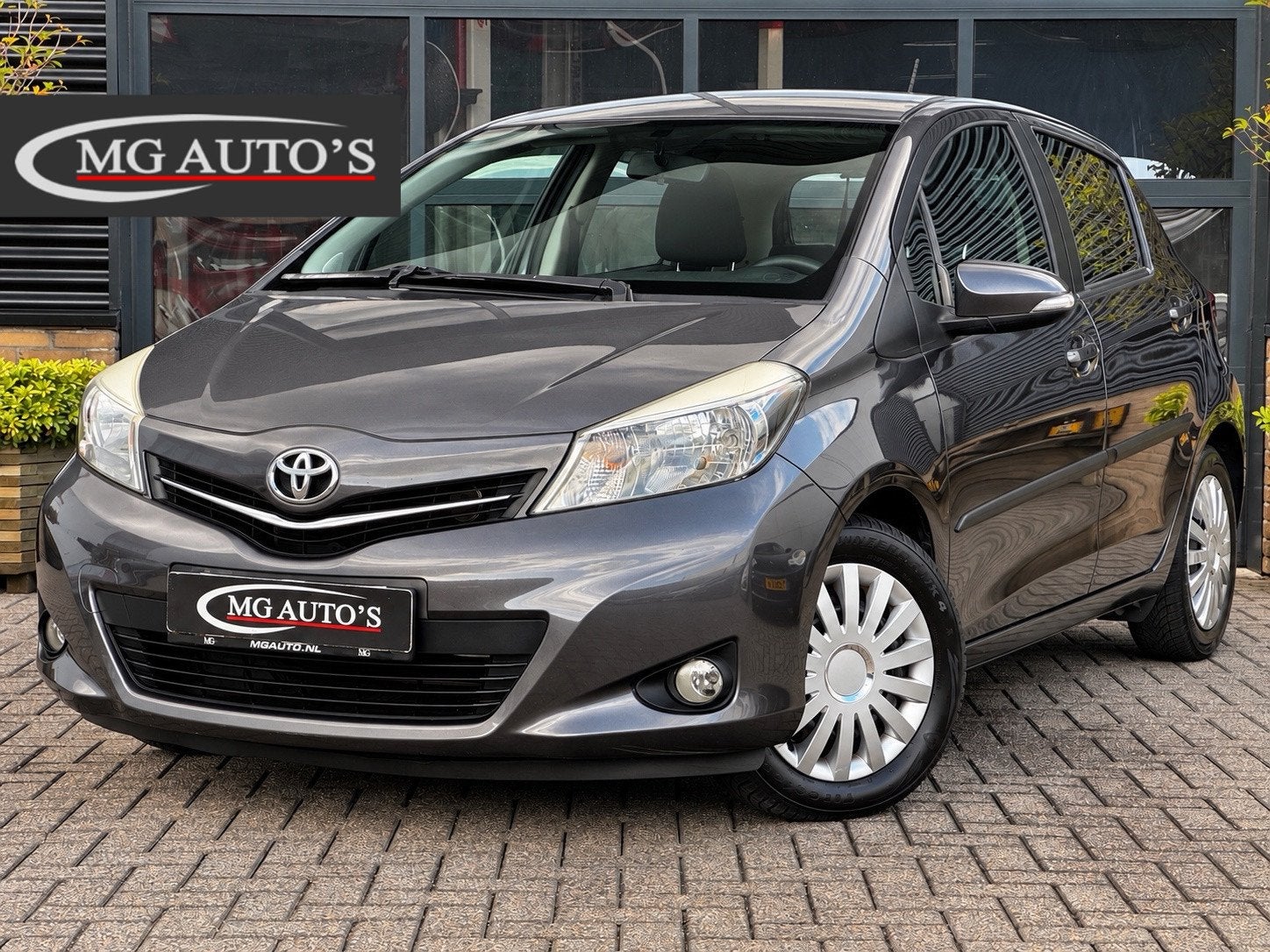 Toyota Yaris 1.3 VVT-i Aspiration | Volledig Dealer Onderhou, Stof, Zwart, 4 cilinders, Automatische klimaatregeling