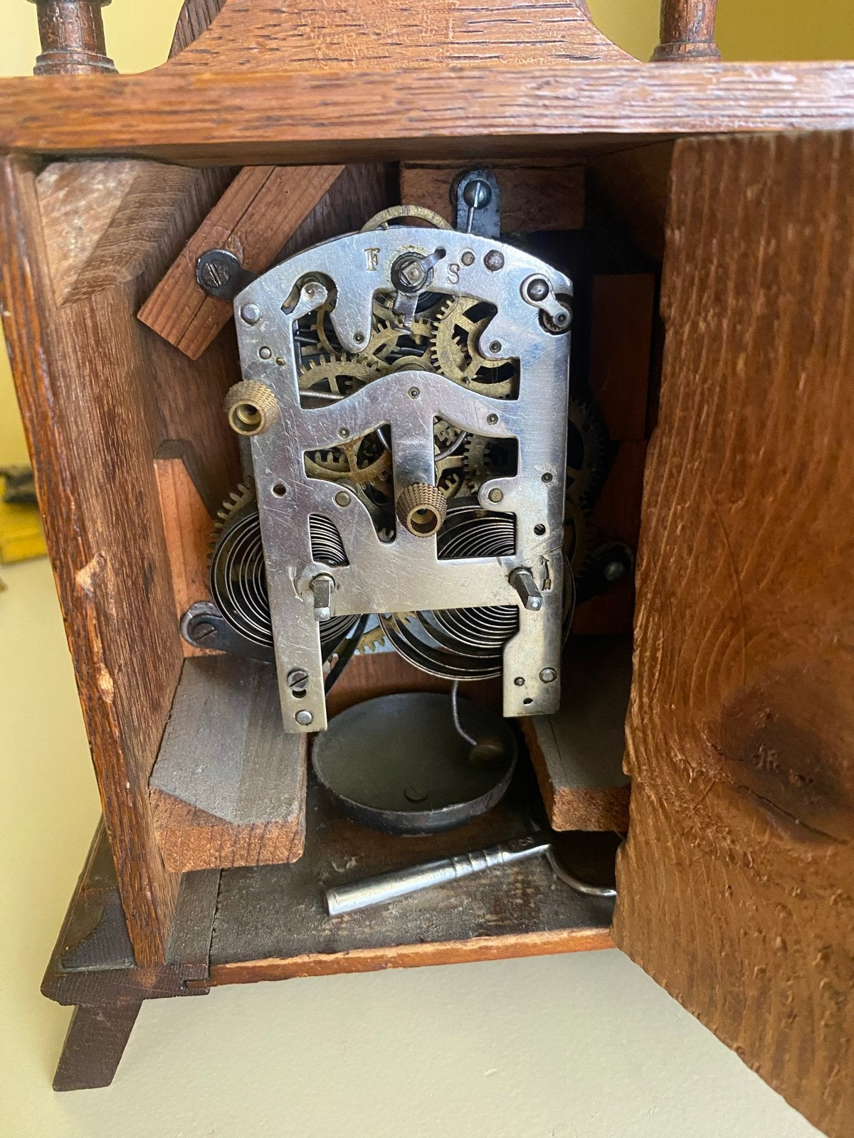 Antieke houten tafelklok met gedetailleerd uurwerk, Antiek en Kunst, Antiek | Klokken, Ophalen