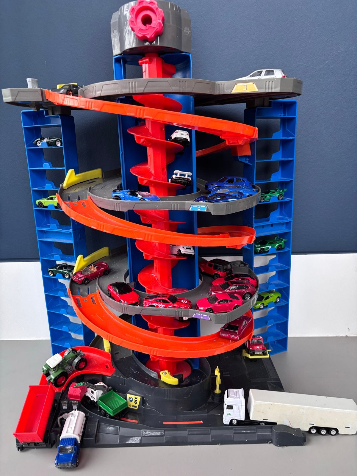 Hot Wheels Mega Garage met 20+ auto's, Ophalen, Gebruikt