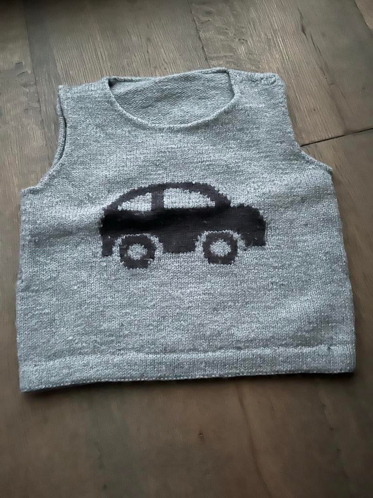 Gebreid mouwloos truitje met auto-opdruk 74/80, Kinderen en Baby's, Babykleding | Maat 74, Zo goed als nieuw, Ophalen of Verzenden