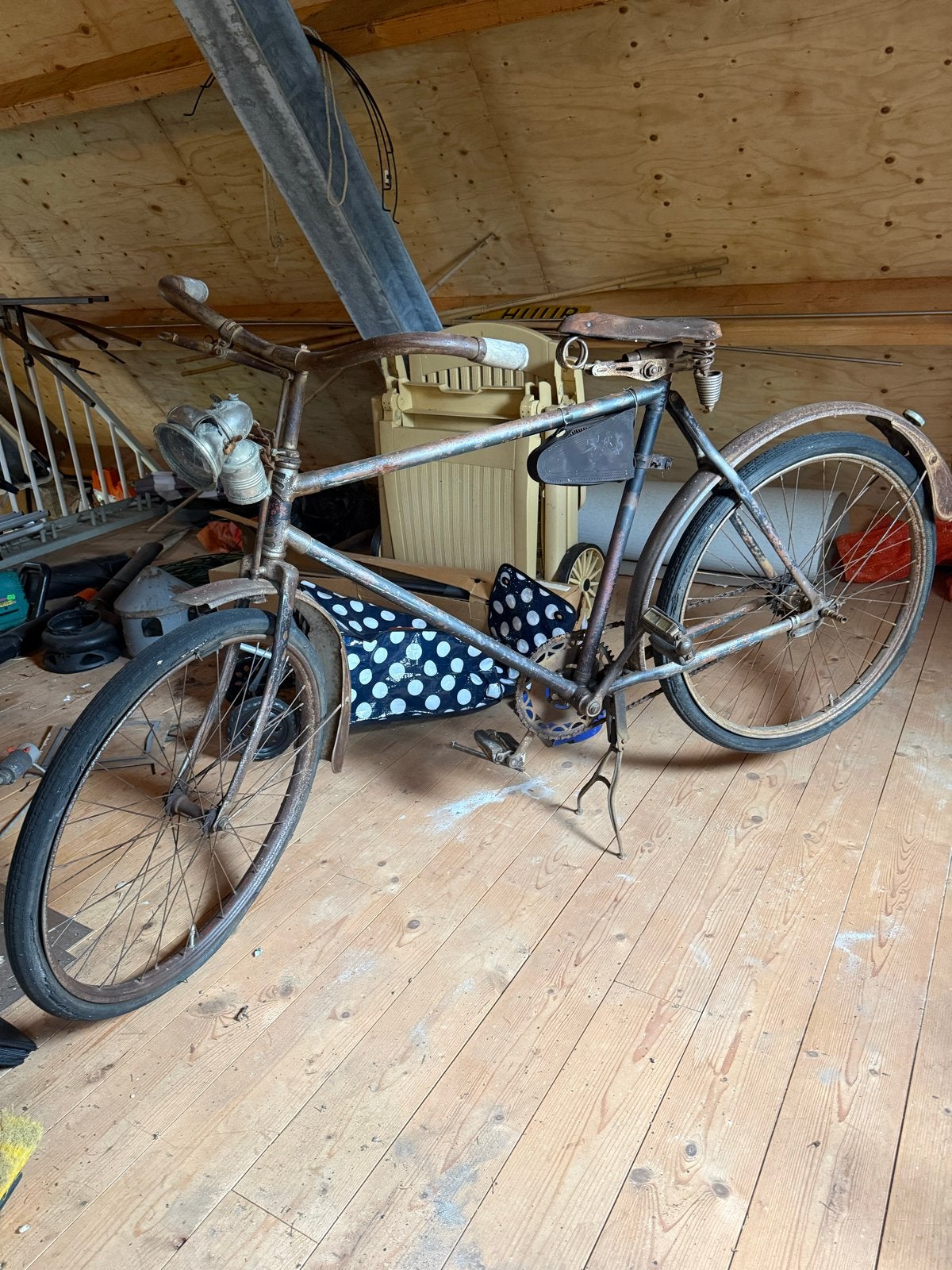 Antieke fiets met originele carbide lamp en leren zadel, Ophalen, Terugtraprem, Jaren '20 of ouder