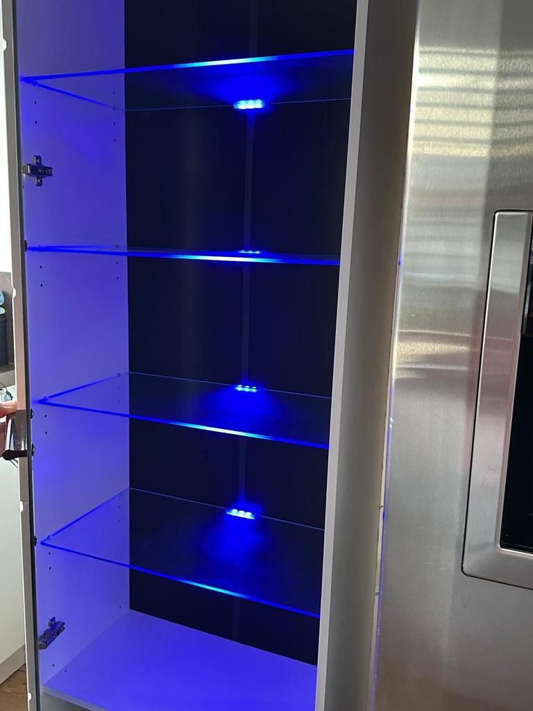 Moderne vitrinekast met LED-verlichting, Ophalen, Zo goed als nieuw