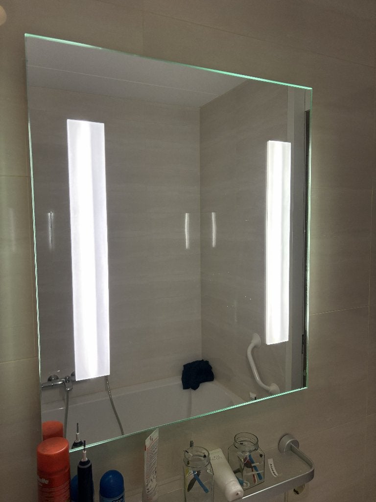 Moderne badkamerspiegel met LED verlichting, Huis en Inrichting, Ophalen, Gebruikt, Overige typen, 50 tot 100 cm