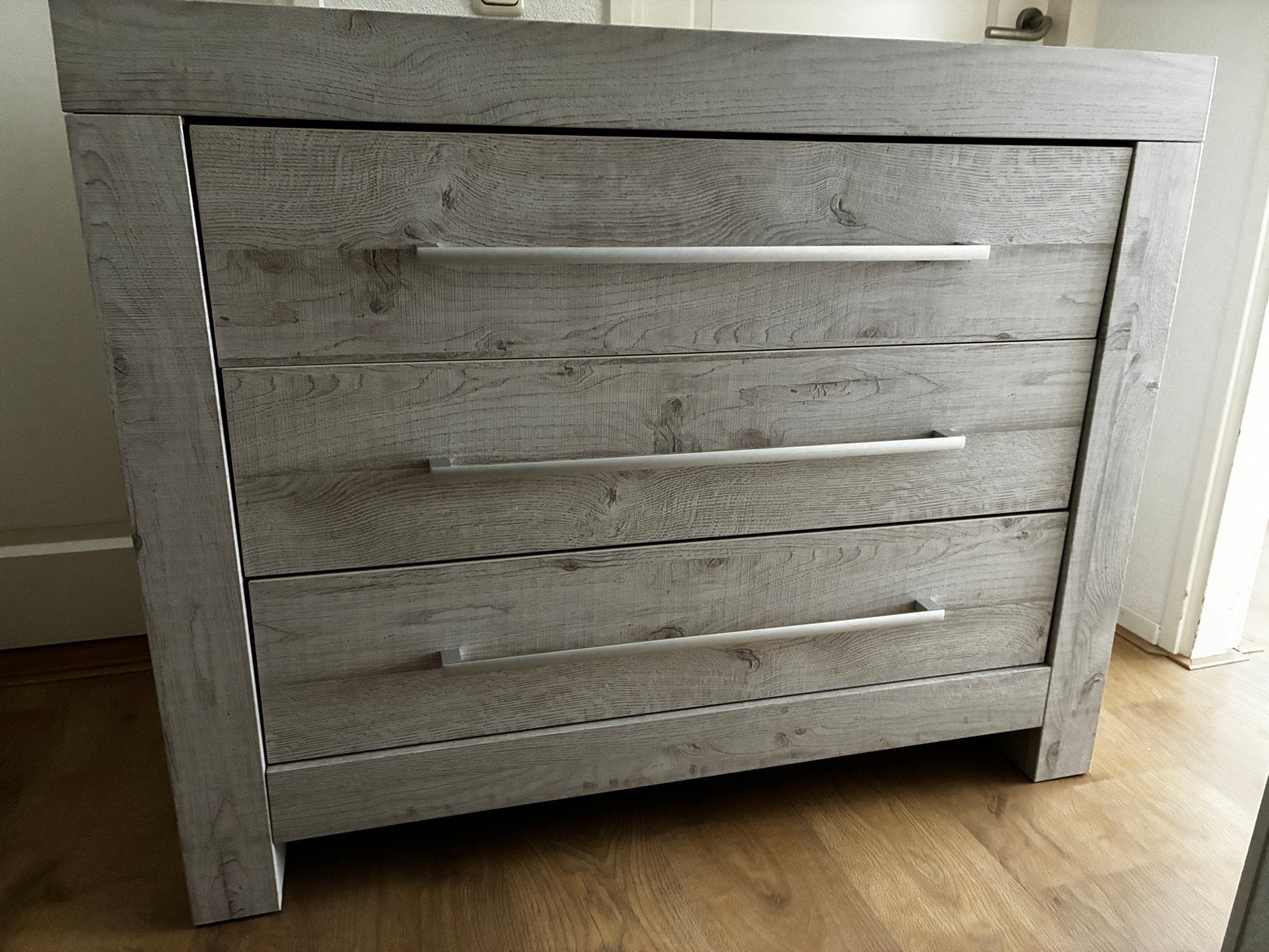 Commode met 3 laden - Houtlook grijs, Ophalen, Gebruikt, 100 tot 150 cm, 3 of 4 laden