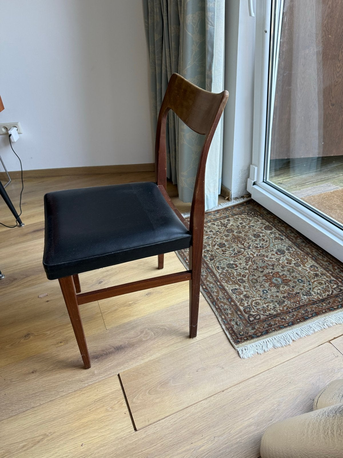 Vintage houten stoel met zwart kunstleren zitting, Gebruikt, Zwart, Ophalen of Verzenden, Eén