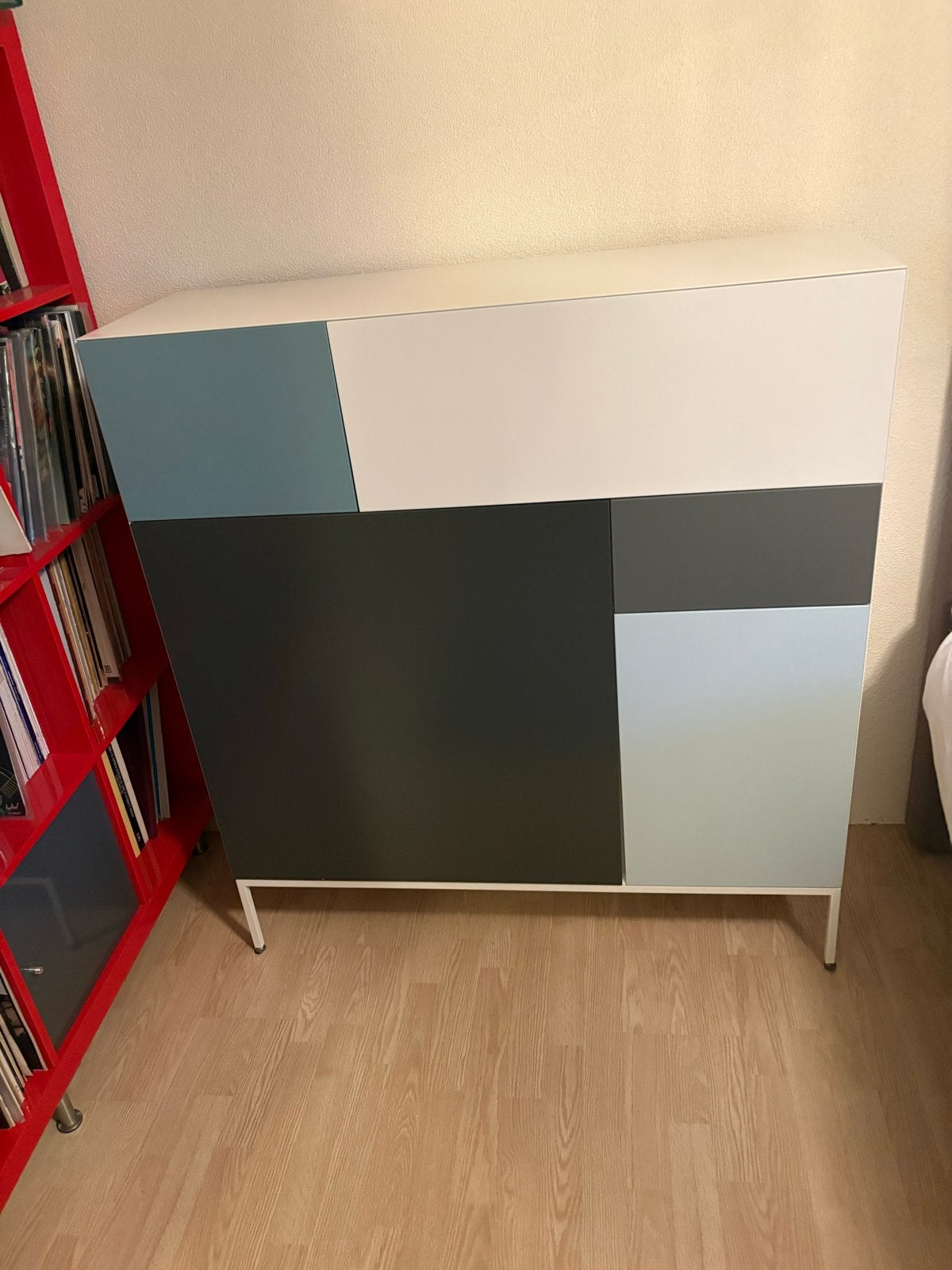Moderne kast met kleurrijke panelen pastoe, Ophalen, Zo goed als nieuw