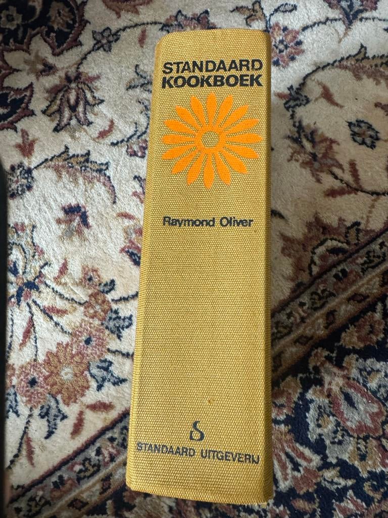 Standaard Kookboek Raymond Oliver - Klassieke Recepten, Ophalen of Verzenden, Gelezen, Europa, Hoofdgerechten