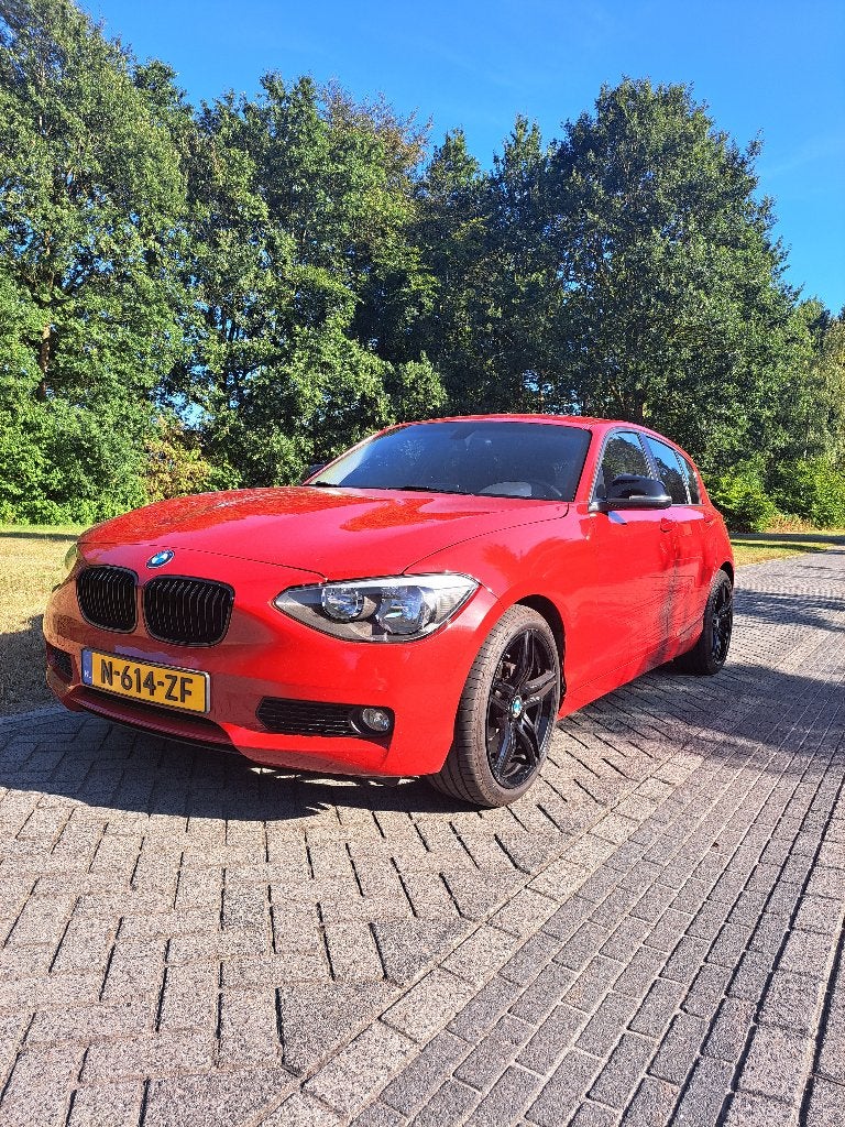 BMW 1-Serie 116I 100KW 5DR 2012 Rood, Auto's, 1-Serie, Zwart, 4 cilinders, Verwarmde buitenspiegels