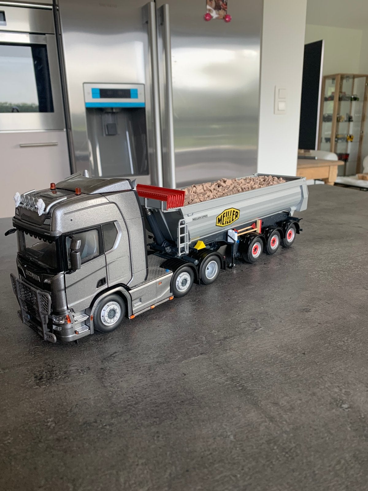 Grijze Scania met kiptrailer met lading, Verzenden, Zo goed als nieuw, Overige merken
