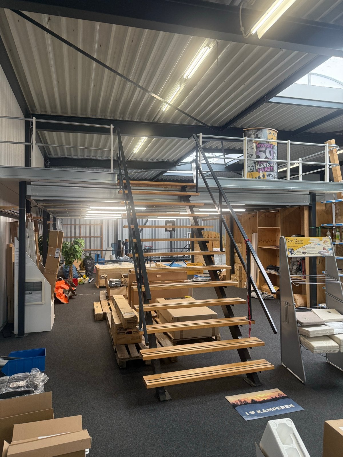 Entresolvloer met trap en leuning - 700x950 cm (65m2), Ophalen