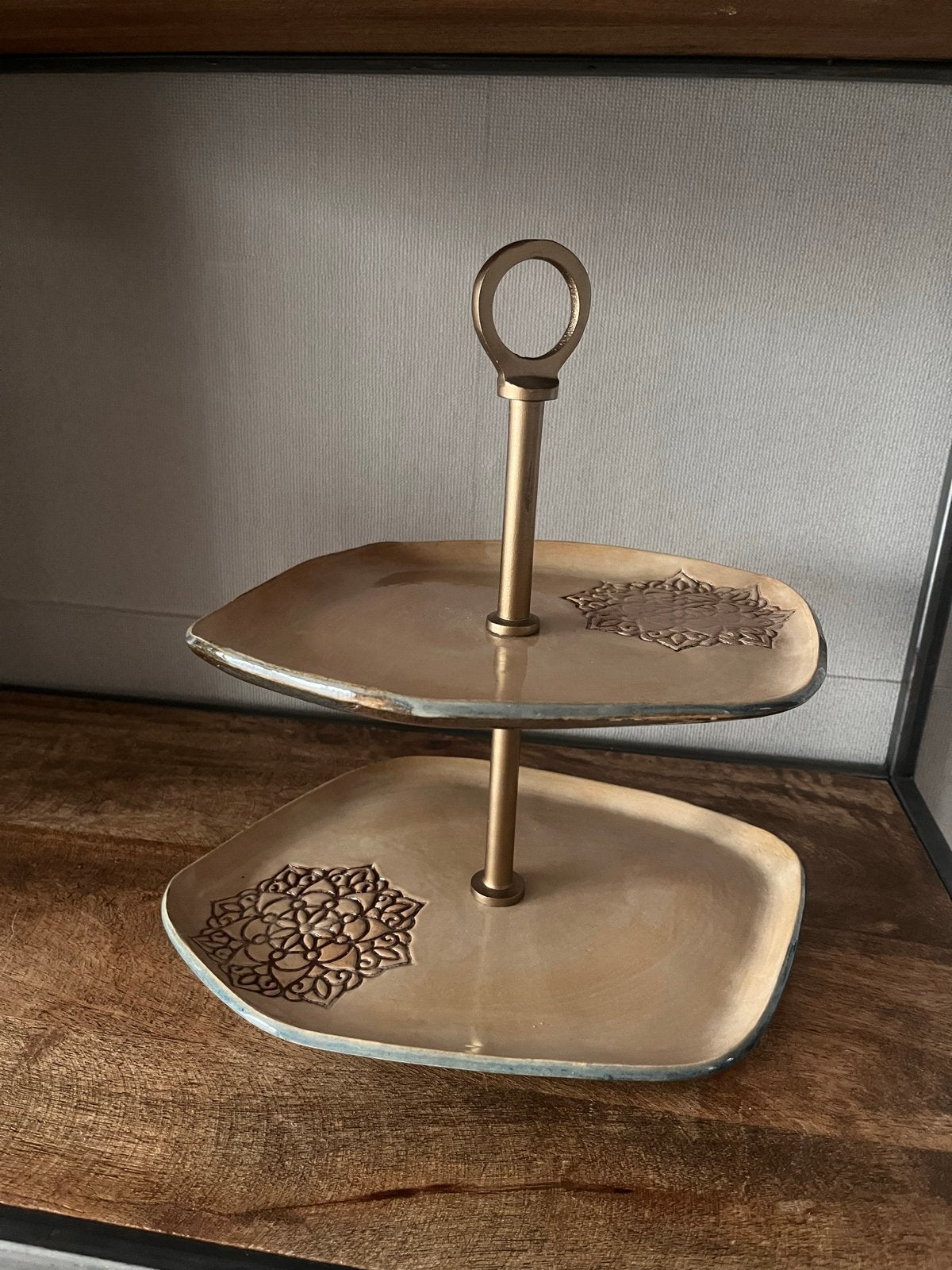 Unieke etagere met 2 lagen, keramiek en goudkleurig, Huis en Inrichting, Ophalen of Verzenden, Gebruikt