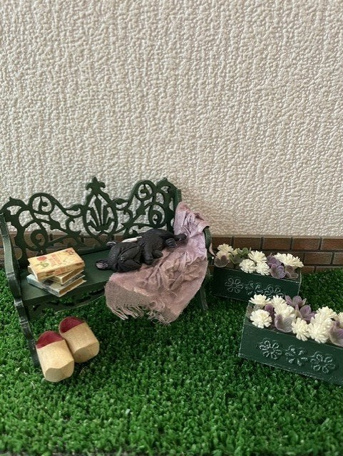 poppenhuis Brocante tuinbank met kat of hond enz., Ophalen of Verzenden, Nieuw, Poppenhuis