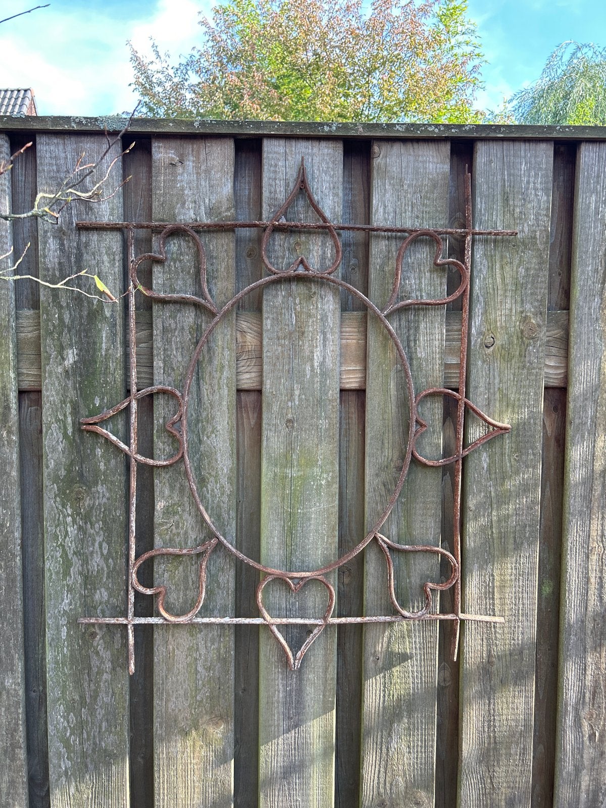 Rustiek metalen tuindecoratie met hartjesmotief, Ophalen of Verzenden, Gebruikt