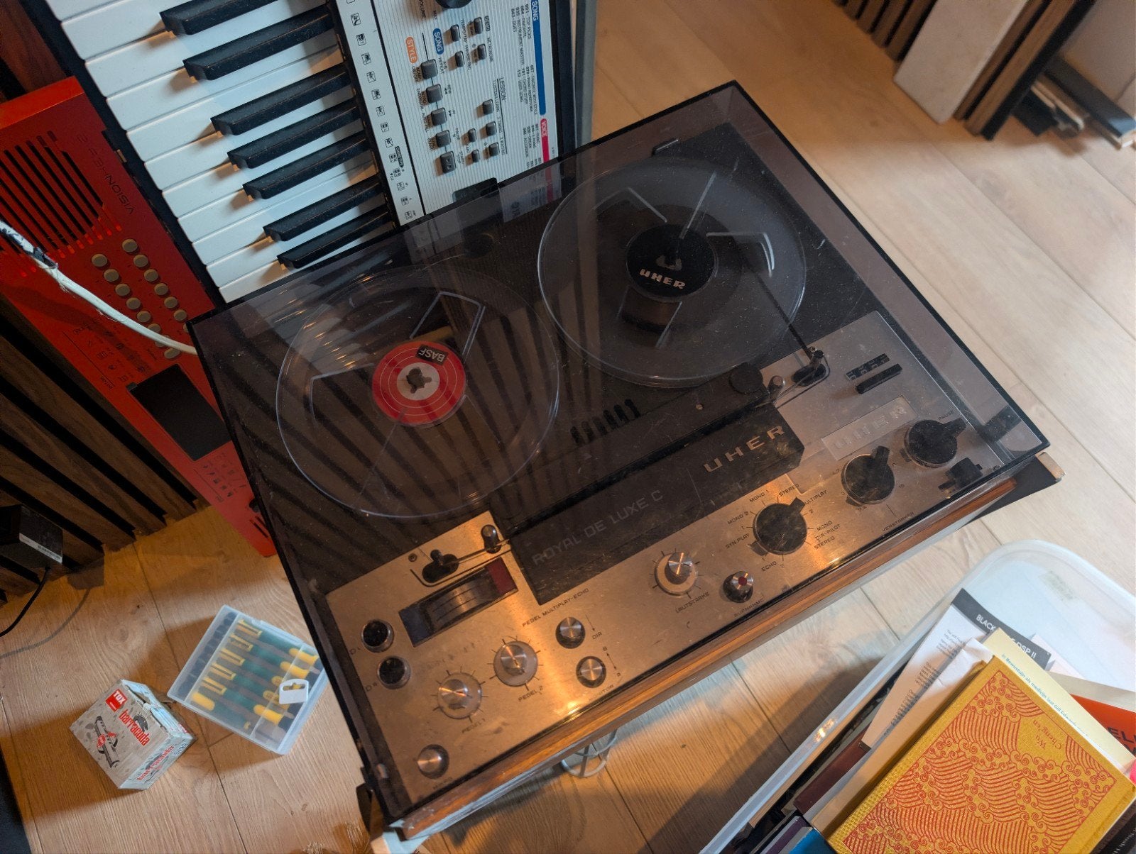 Uher Royal De Luxe C Bandrecorder - Motor werkt, Ophalen of Verzenden, Defecte bandrecorder, Met stofkap