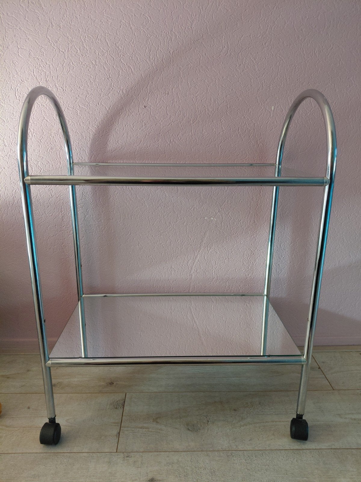 Glazen serveerwagen met spiegelplaat en glaspaaten rijd op w, Ophalen of Verzenden, Gebruikt, Zilver, Modern
