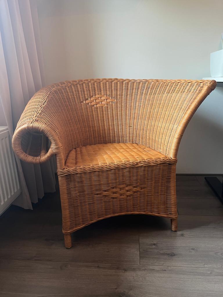 Rotan fauteuil, met speelse armleuningen, Huis en Inrichting, Fauteuils, Ophalen, Zo goed als nieuw, 50 tot 75 cm, Speels