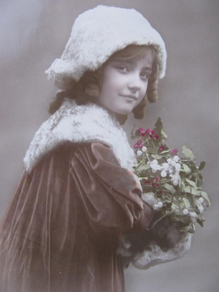Antieke Kaart uit 1910 - Meisje met Bontmuts / Bloemen, Verzamelen, Verzenden, Voor 1920, Gelopen, Feest(dag)