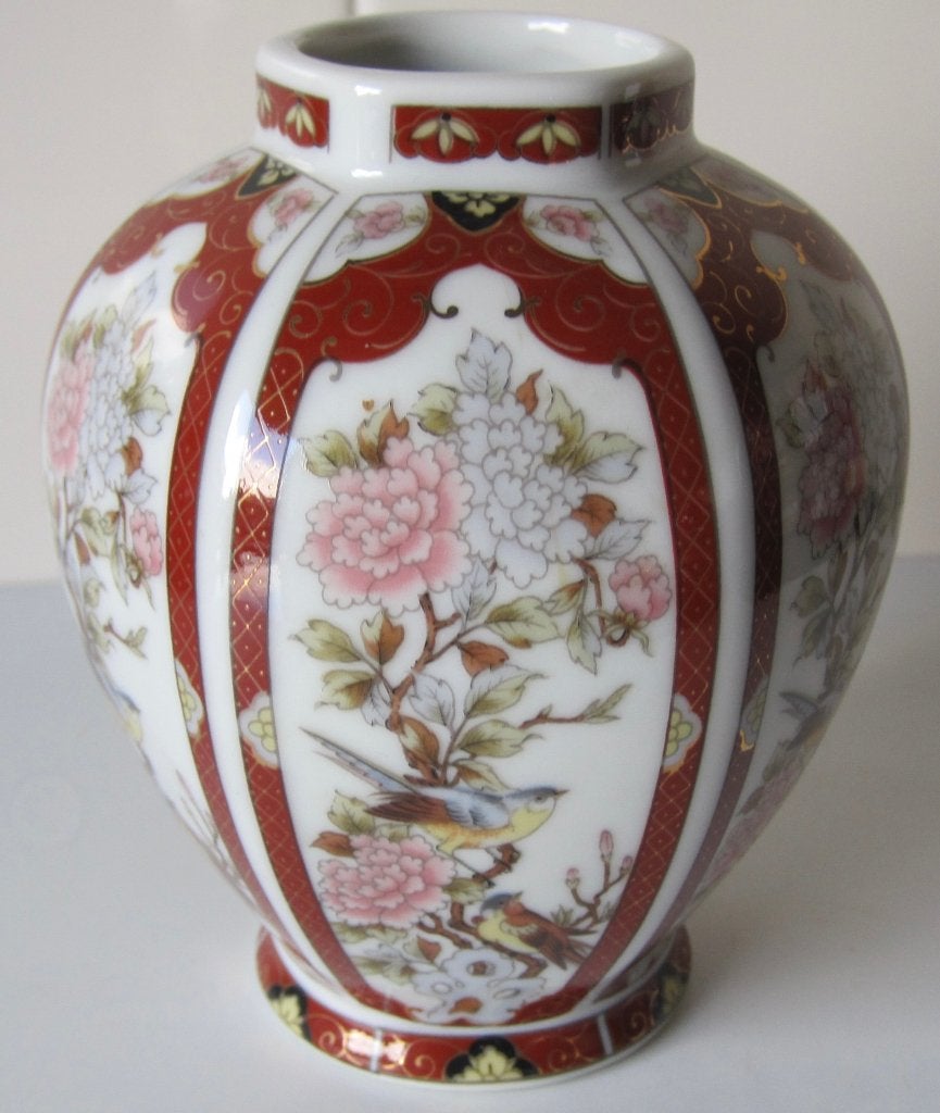 Japans vaasje met decoratie van bloemen en vogels, Ophalen of Verzenden, Zo goed als nieuw, Rood, 11 cm