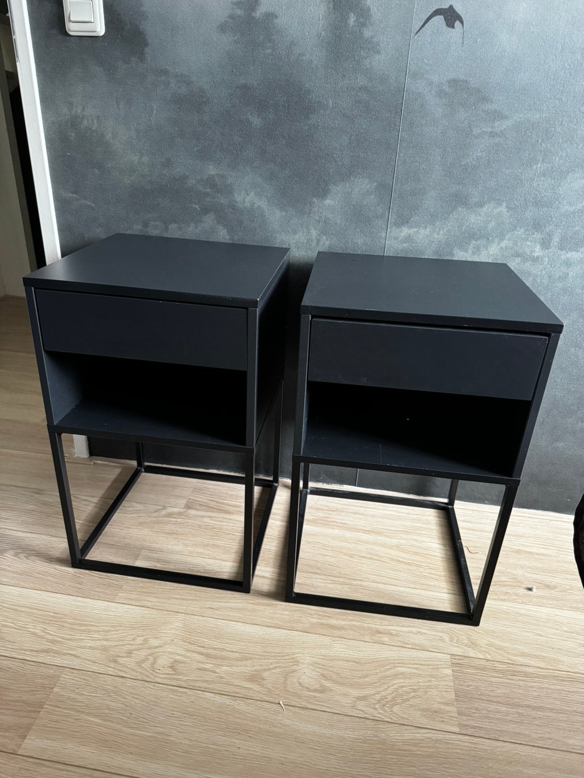 2x IKEA VIKHAMMER Nachtkastje / Bijzettafel Zwart, Huis en Inrichting, Slaapkamer | Nachtkastjes, Minder dan 45 cm, Metaal of Aluminium