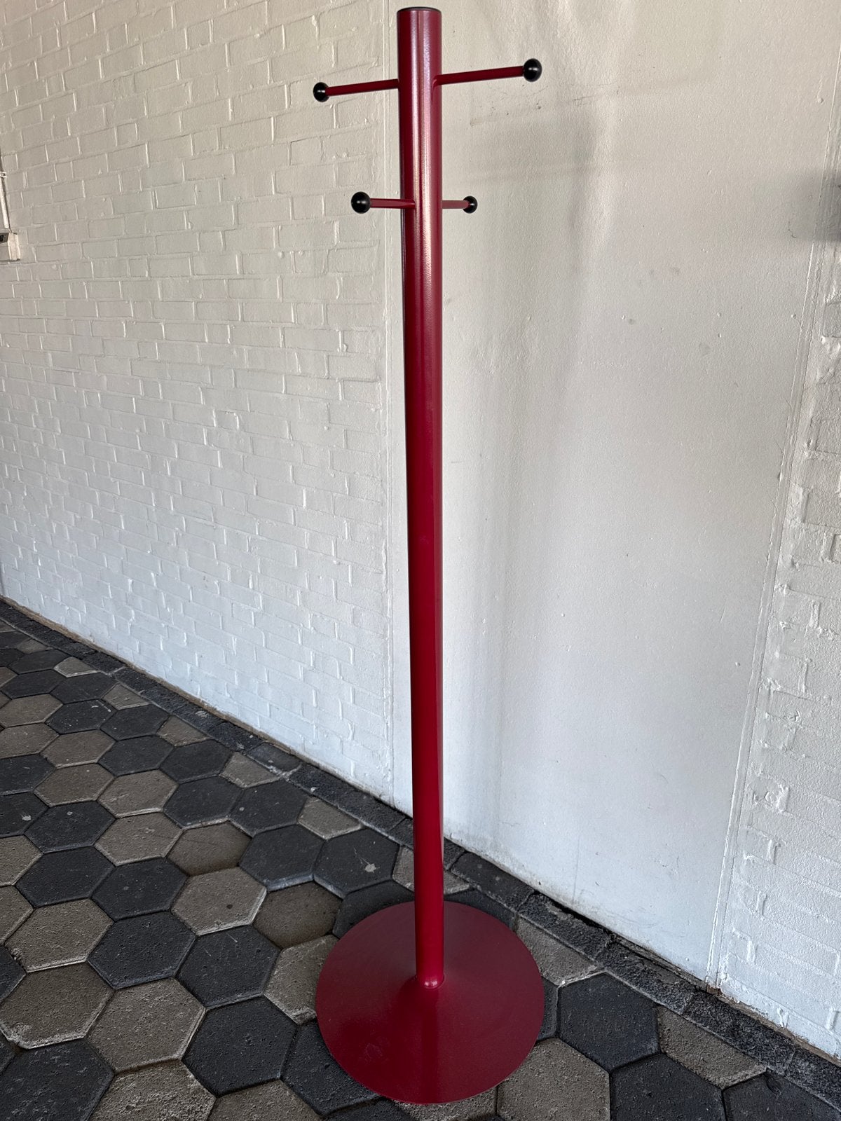 Rode staande kapstok met 4haken, Ophalen, Gebruikt, Metaal, Staande kapstok