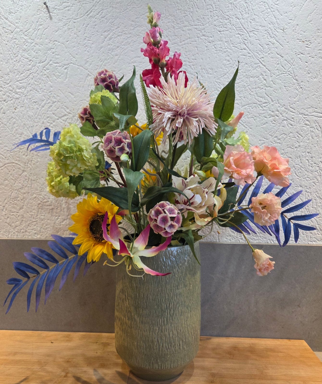 ZGN bloemstuk met prachtige kunstbloemen, Ophalen, Binnen, Rondom opgemaakt, Zo goed als nieuw