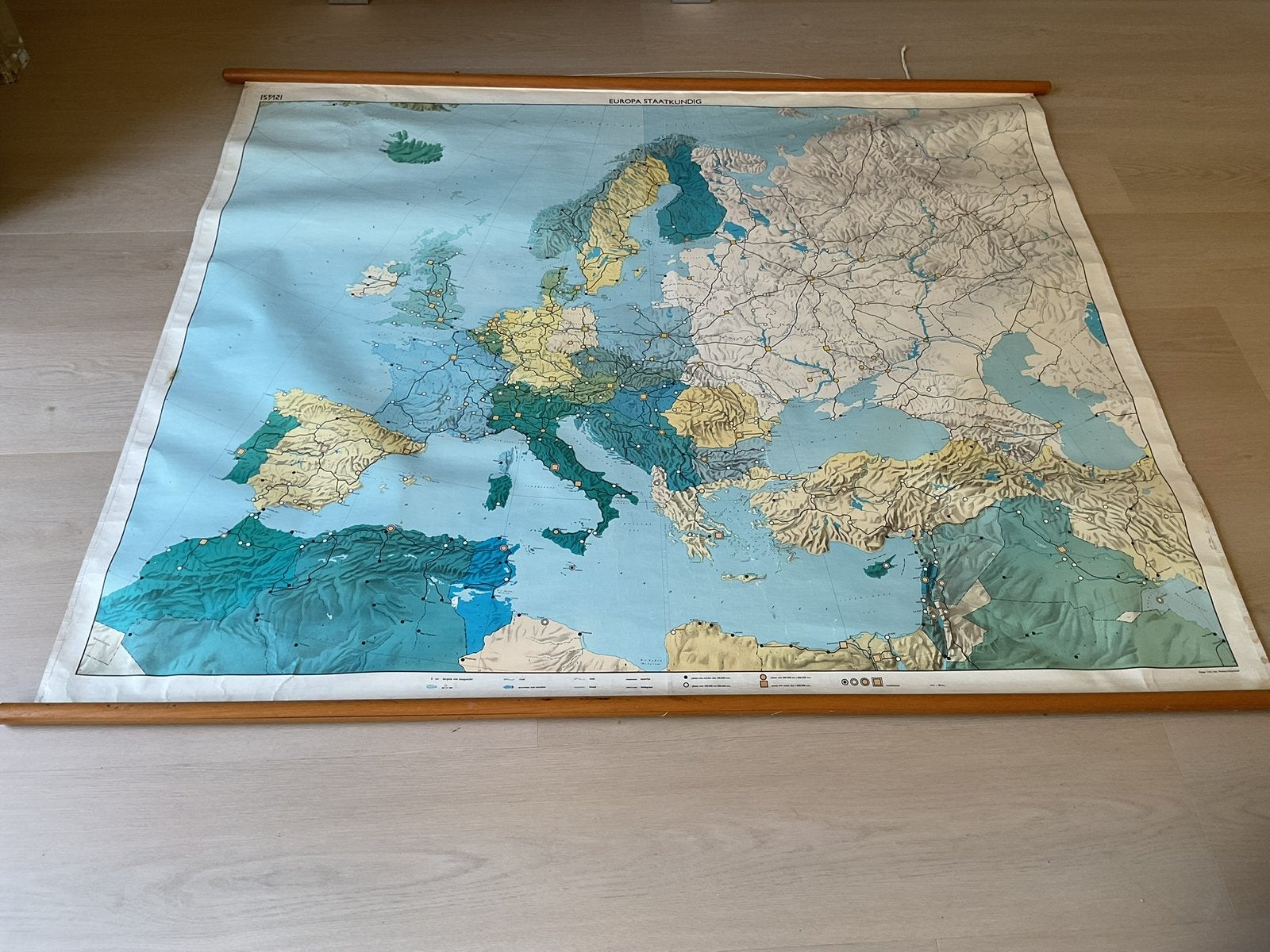Oude staatkundige wand/landkaart  Wolters Noordhof, Antiek en Kunst, Antiek | Schoolplaten, Ophalen, Aardrijkskunde