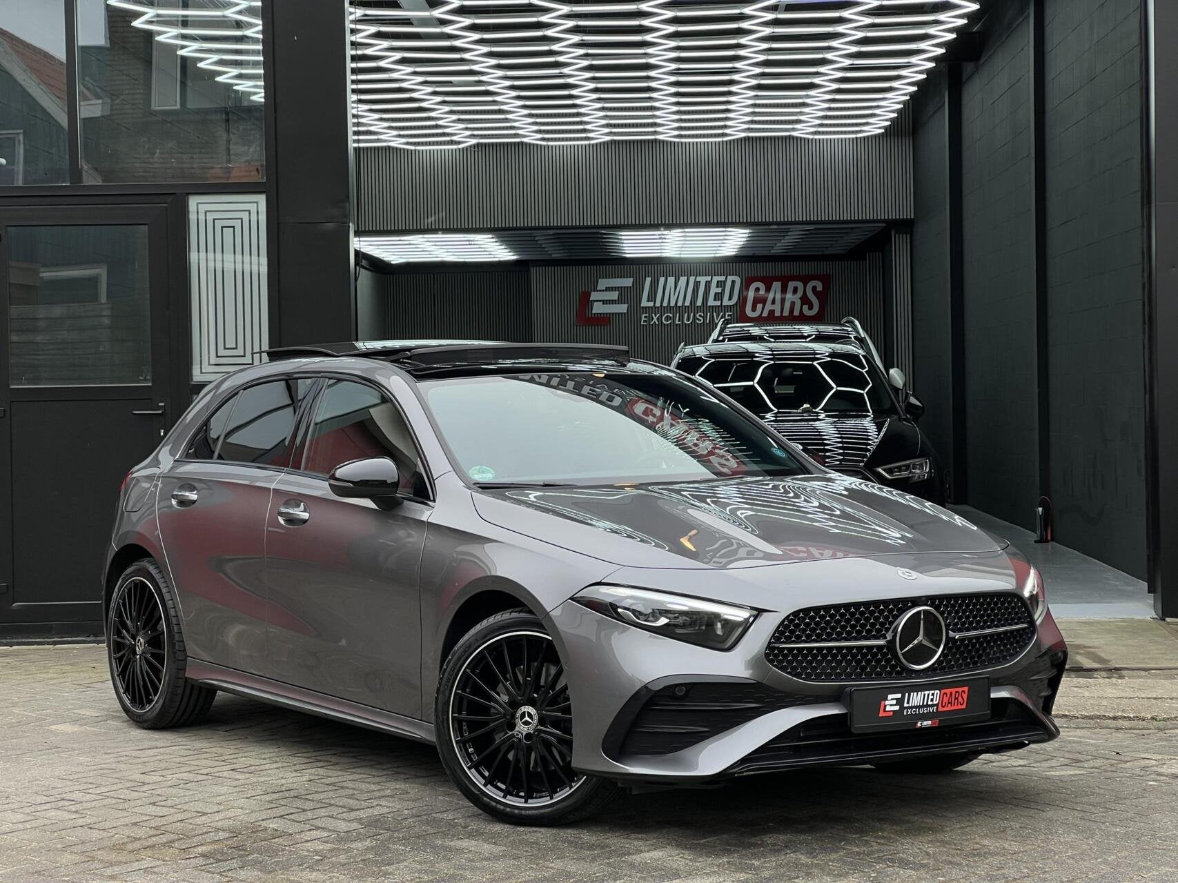 Mercedes A-klasse A 250e AMG|Night|PANO|SFEER|CAMERA, Auto's, Dealer onderhouden, Gebruikt, Alcantara, 163 pk