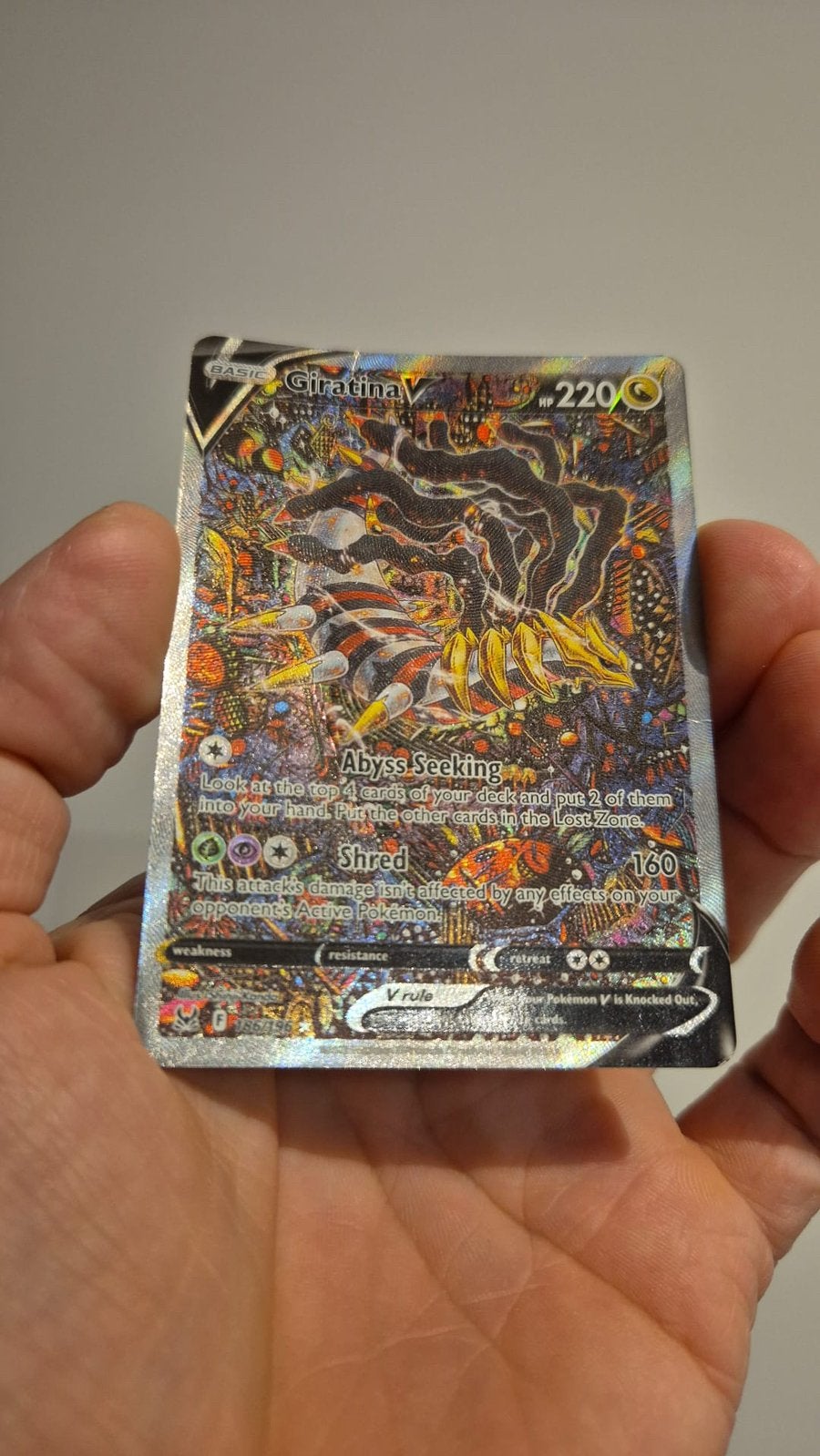 Giratina V alt art 186/196, Hobby en Vrije tijd, Verzamelkaartspellen | Pokémon, Ophalen of Verzenden, Zo goed als nieuw